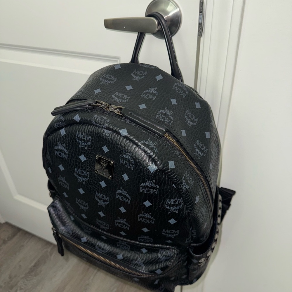 MCM STARK BACKPACK
VISETOS SIDE STUDS
MEDIUM BLACK